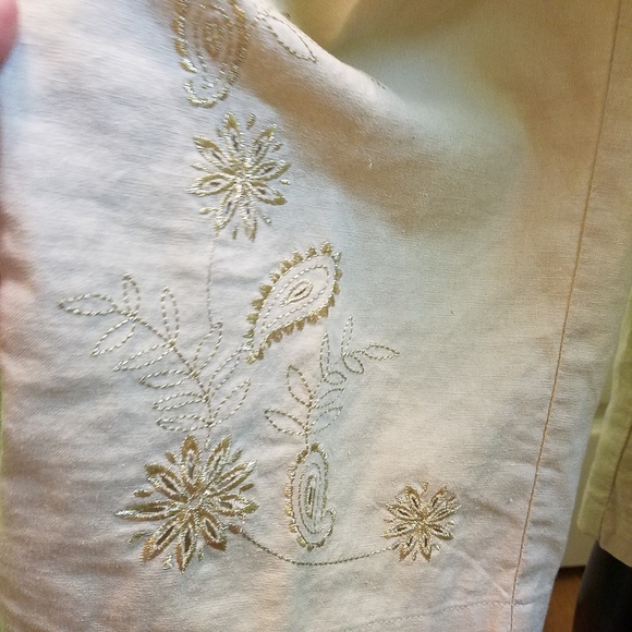 Sz ps, embossed embroidery 2 pc capri set - Picture 6 of 8